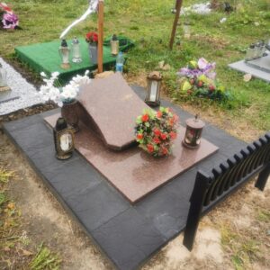 Nagrobek urnowy, granit tołkowski, kafle betonowe